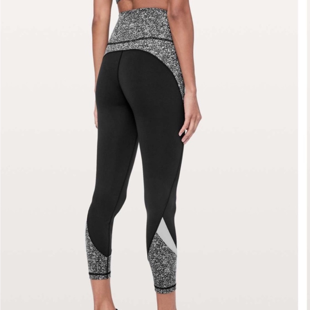 🍋LIKE NEW Lululemon In Movement HR Tight* blocked.